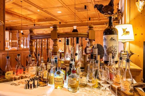 a bunch of wine bottles and glasses on a table at Schloss Hotel Holzrichter in Nachrodt-Wiblingwerde