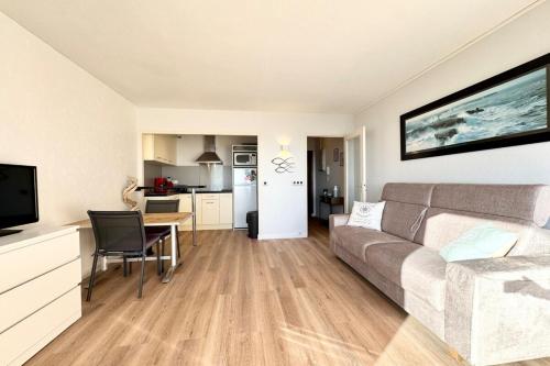 un salon avec un canapé et une table dans l'établissement Studio - Face à la mer - Vue 180, à Quiberon
