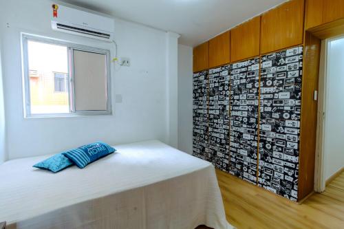 ein Schlafzimmer mit einem Bett mit einer Plattenwand in der Unterkunft Duplex Confort boa viagem perto de tudo in Recife