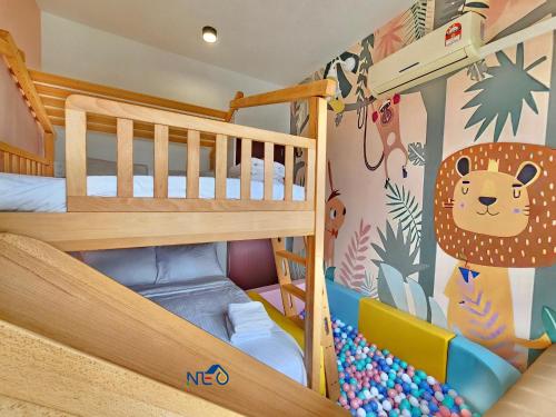 ジョホールバルにあるCountry Garden Danga Bay NEO Suitesの子供用ベッドルーム(二段ベッド2台付)とライオンの壁画が備わります。