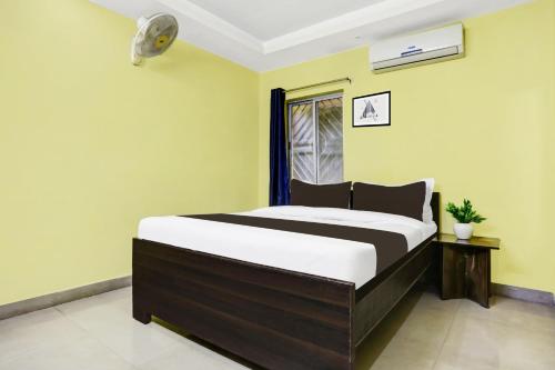 una camera da letto con un letto e una finestra di Hotel O Grand Occasion a Rānchī