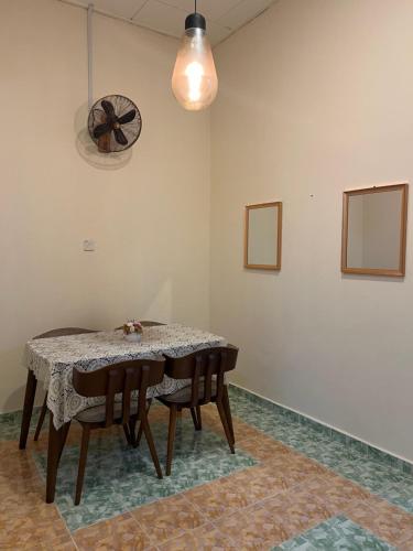 Un comedor con mesa y sillas en Mumtaz Beach Homestay, en Dungun