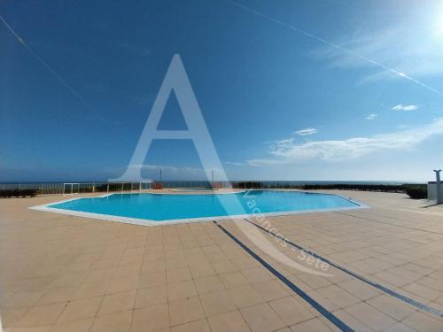 une piscine vide avec panneau d'aaa dans le ciel dans l'établissement Studio cabine en rez de jardin dans residence avec piscine, à Sète