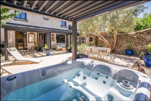 a hot tub in the backyard of a house at Comme une évidence in Carcassonne