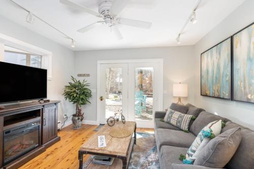 a living room with a couch and a flat screen tv at Viking Lodge 103 by AvantStay Stunning Condo Near Ski Lift in Telluride