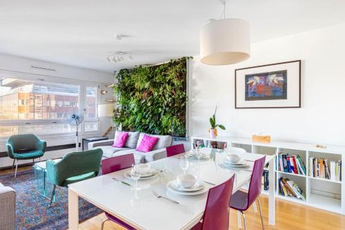 - un salon avec une table blanche et des chaises violettes dans l'établissement GuestReady - Charming stay near Chinatown, à Paris