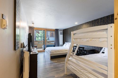 Zimmer mit 2 Etagenbetten und 1 Schlafzimmer in der Unterkunft Flurry by AvantStay Tahoe Donner Home w Access to Northstar Resort Community in Kingswood Estates