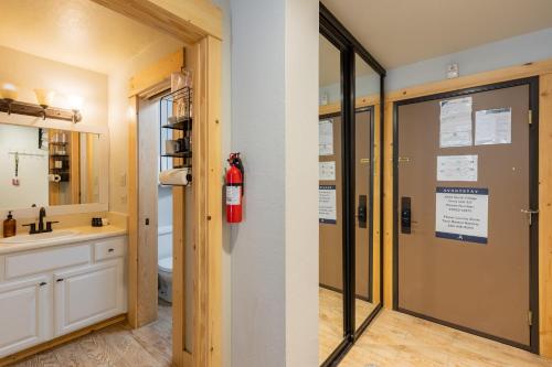 ein Badezimmer mit einem Hydranten an der Wand in der Unterkunft Flurry by AvantStay Tahoe Donner Home w Access to Northstar Resort Community in Kingswood Estates