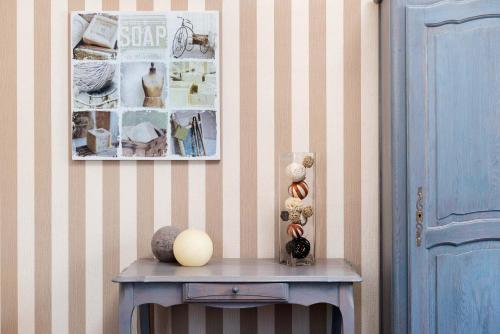 a room with a table with a picture on the wall at Au Ptit Mousse - Hôtel et Restaurant in Courseulles-sur-Mer