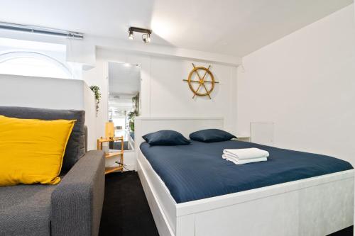 une chambre avec un grand lit et un canapé dans l'établissement Superb Apartment Quartier Bonne Nouvelle Free Netflix, à Paris