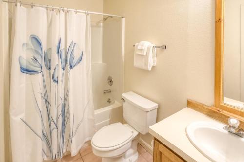 een badkamer met toilet en douchegordijn bij Cimarron Lodge 50 by AvantStay Ski-InSki-Out Property in Complex w Two Hot Tubs in Telluride