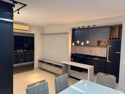 une cuisine avec une table et des chaises dans une cuisine dans l'établissement COP 30 Luxury Apartment, à Belém