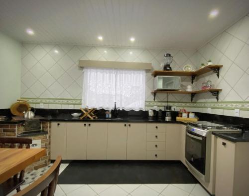Dapur atau dapur kecil di Vila Orvália Hospedagem