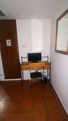 een bureau met een laptop op de kamer bij Area de Servicio los Cerrillos, H-CC-651 in Peraleda de la Mata