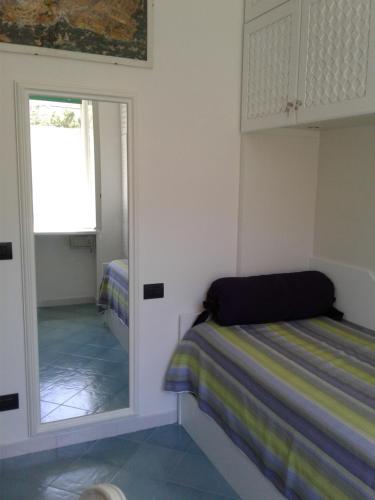 - une chambre avec un lit et un miroir dans l'établissement U' Pizzico ( the pinch ), à Capri
