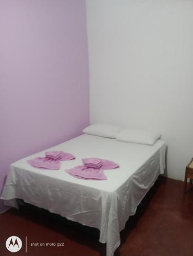 a white table with pink towels on top of it at Chalé da Vânia in Alto Paraíso de Goiás