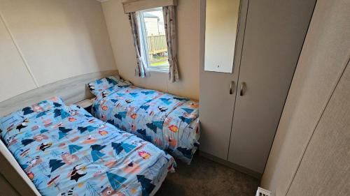 CrowleにあるWillows Cosy Hideaway on 7 Lakesのベッドと窓のある小さな寝室