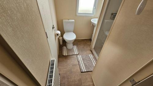 CrowleにあるWillows Cosy Hideaway on 7 Lakesのトイレと洗面台付きのバスルーム