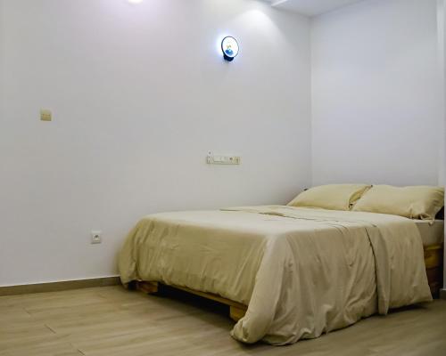 Postel nebo postele na pokoji v ubytování Spacious Apt with Patio & Rooftop in Cité Baguida