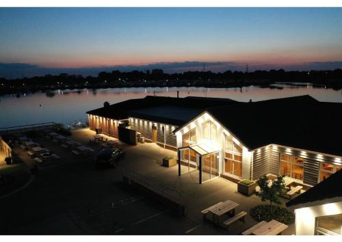 CrowleにあるWillows Cosy Hideaway on 7 Lakesの駐車場付き建物の上面