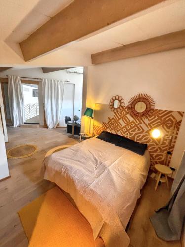 une chambre avec un grand lit dans une pièce dans l'établissement Maison spacieuse avec piscine à Aix-en-Provence, à Aix-en-Provence