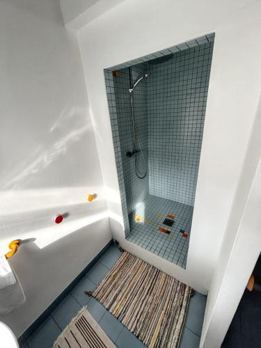 une salle de bain avec une douche avec une porte vitrée dans l'établissement Maison spacieuse avec piscine à Aix-en-Provence, à Aix-en-Provence