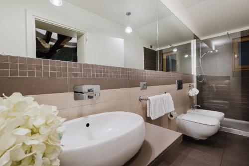 a bathroom with a white sink and a toilet at Dimora Capuleti in Venice