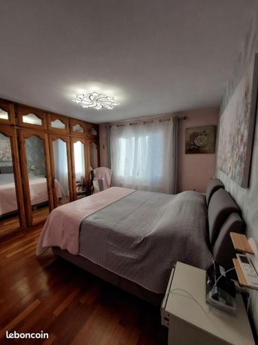 une chambre avec un grand lit et un bureau dans l'établissement La maison du théâtre, à Sanary-sur-Mer