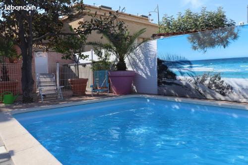 une piscine bleue devant une maison dans l'établissement La maison du théâtre, à Sanary-sur-Mer