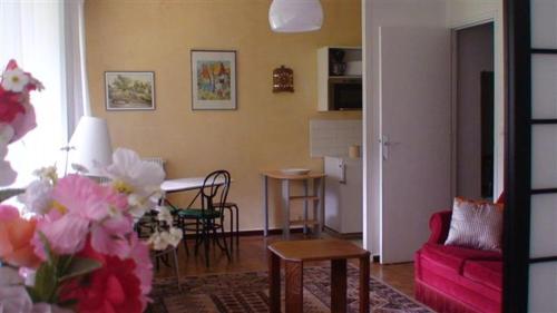 un salon avec un canapé rose et une table dans l'établissement Monfleury Studios, à Cannes