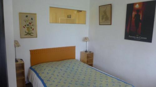 une chambre avec un lit et un miroir au mur dans l'établissement Monfleury Studios, à Cannes