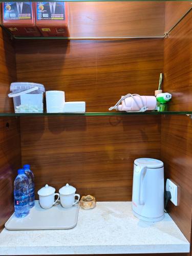 Příslušenství pro přípravu čaje a kávy v ubytování Guangzhou Uhome Service Apartment