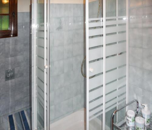 une douche avec une porte vitrée dans une salle de bain dans l'établissement 