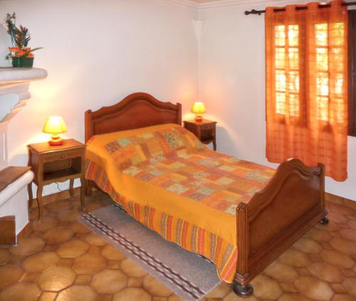 une chambre avec un lit avec deux lampes sur deux tables dans l'établissement 