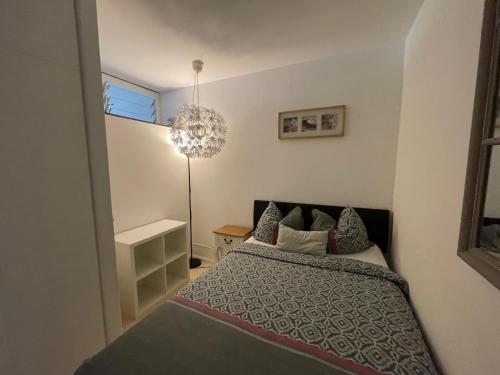 Postel nebo postele na pokoji v ubytování Wunderschönes Apartment direkt am See, Bissone bei Lugano/Tessin