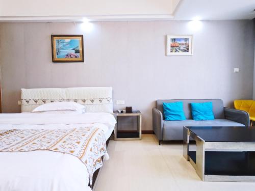 Postel nebo postele na pokoji v ubytování Guangzhou Uhome Service Apartment
