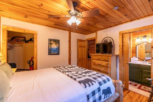 Ένα ή περισσότερα κρεβάτια σε δωμάτιο στο Riverbend Retreat