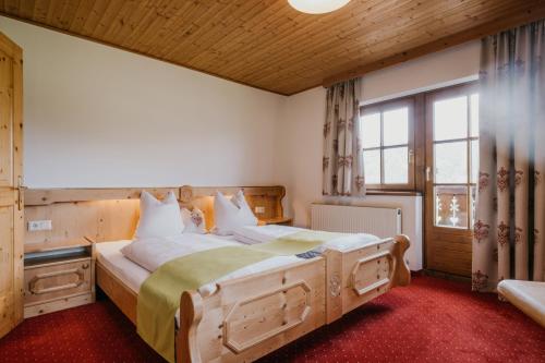 a bedroom with a large bed in a room at HOFERHOF Schladming -Dachstein in Schladming