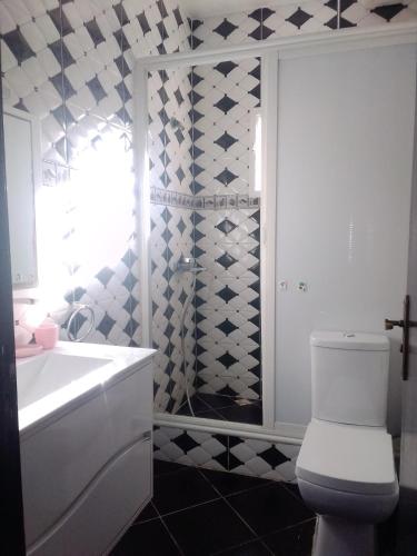 カサブランカにあるAppartement 2 chambre Calme et Sécurisé a casablancaのシャワー、トイレ、洗面台を備えたバスルーム