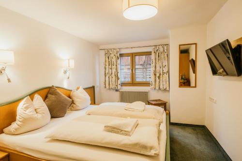 a bedroom with two beds and a window at HOFERHOF Schladming -Dachstein in Schladming