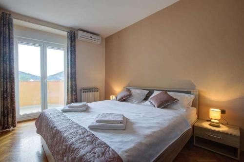 une chambre avec un grand lit avec des serviettes dessus dans l'établissement Holiday House Pan Franko by aneo travel, à Bribir