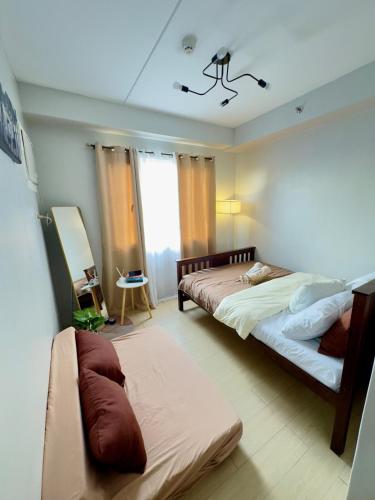 Postel nebo postele na pokoji v ubytování 1 BR condo with private balcony in Taytay