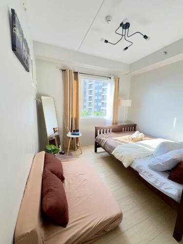 Postel nebo postele na pokoji v ubytování 1 BR condo with private balcony in Taytay
