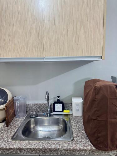 Kuchyň nebo kuchyňský kout v ubytování 1 BR condo with private balcony in Taytay