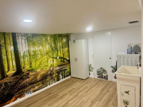 baño con un mural mural de un bosque en Madeira Sea Sunshine with heated pool, en Ribeira Brava