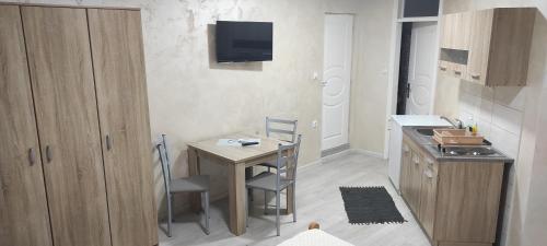 Η κουζίνα ή μικρή κουζίνα στο Apartment Flora Arandjelovac