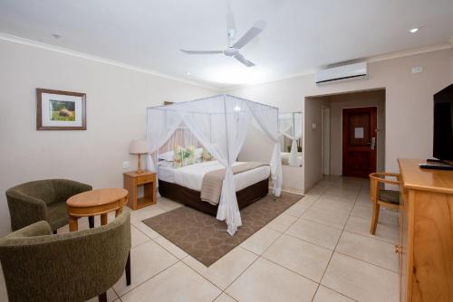 Ein Bett oder Betten in einem Zimmer der Unterkunft Ufulu Gardens Hotel