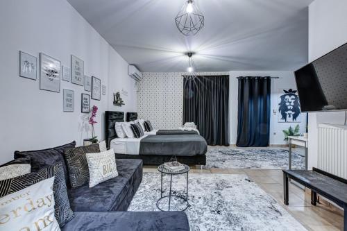 TV a/nebo společenská místnost v ubytování MiLo Luxury House -Free Airport pick up-10min drive