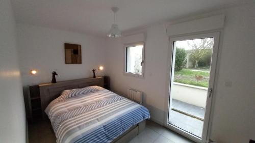une petite chambre avec un lit et une fenêtre dans l'établissement L'Oasis, à Berck-sur-Mer
