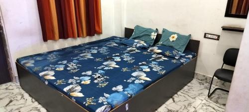 Postel nebo postele na pokoji v ubytování Baidyanath Ashram Non AC ठहरने का उत्तम प्रबंध